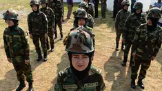 Para kadet perempuan Afghanistan berdiri dalam formasi selama sesi latihan militer di Chennai, Rabu (19/12). Sembilan belas kadet tentara Afghanistan perempuan mengambil bagian dalam program pelatihan militer India. (ARUN SANKAR / AFP)