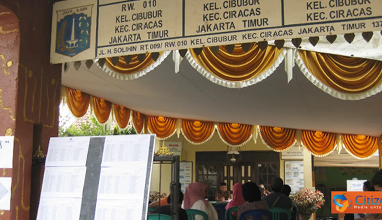 Citizen6, Cibubur: Pemilihan berlangsung mulai pukul 07.00 WIB hingga 13.00 WIB. Untuk menjaga ketertiban para pemilih harus mengantri sesuai dengan urutan. (Pengirim: Putu Ayesha)