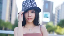 Berbalut outfit yang simpel, aura seksi Maria Vania di foto ini yang hanya memakai crop tank top segitiga coklat dan knit pants abu-abu bergaya kasual menyegarkan mata netizen. Atasan bertali tipis yang ketat dan minim itu membuat tato di pinggangnya tampak mengintip di kamera.Maria Vania memamerkan fashion item branded-nya. Dia tampil kece memakai pernak-pernik dari rumah mode Dior.  (Instagram/maria_vaniaa)