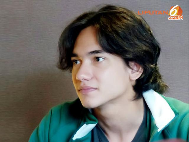 Adipati Dolken Waktu Kecil Aku Kayak Cewek Cengeng Pula Showbiz Liputan6 Com