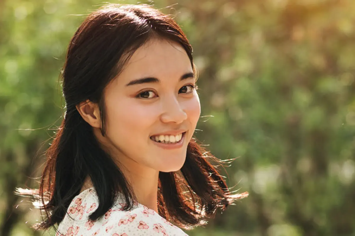 bahagia tersenyum kalem