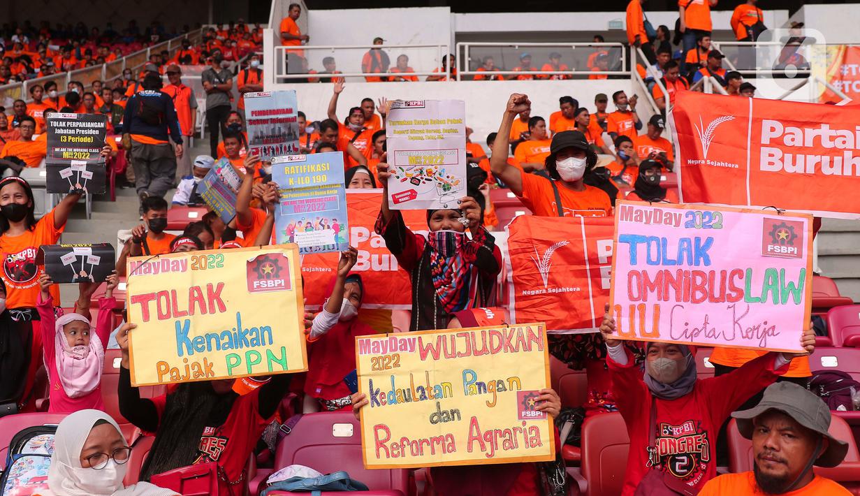 <p>Sejumlah buruh membawa poster saat mengikuti aksi bertajuk May Day Fiesta 2022 di Stadion Gelora Bung Karno (GBK), Senayan, Jakarta Pusat, Sabtu (14/5/2022). Dalam aksi kali ini, massa buruh membawa 18 tuntutan, di antaranya menolak omnibus law UU Cipta Kerja, wujudkan kedaulatan pangan dan dan menolak kenaikan Pajak Pertambahan Nilai (PPN). (Liputan6.com/Angga Yuniar)</p>