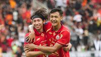 Selebrasi Arlyansyah Abdulmanan (kiri) bersama Dony Tri Pamungkas (kanan) usai berhasil mencetak gol ke gawang Persijap Jepara pada pekan ke-16 BRI Super League 2025/2026 di Stadion Utama Gelora Bung Karno (SUGBK), Jakarta Pusat, Sabtu (3/1/2026) sore WIB. (Bola.com/Abdul Aziz)