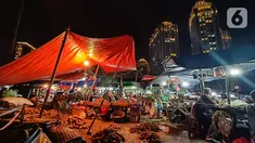 Suasana pasar Kebayoran Lama pada malam hari saat menggunakan kamera realme 9 Pro Plus dengan sensor Sony IMX76, Jakarta, Kamis (24/02/2022). Sensor ini, memiliki asupan cahaya yang masuk lebih banyak dan memungkinkan besaran megapiksel lebih tinggi. (Liputan6.com/Fery Pradolo)
