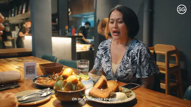 Sarah Sechan menikmati makan malam di Scaled By Ah Hua Long
