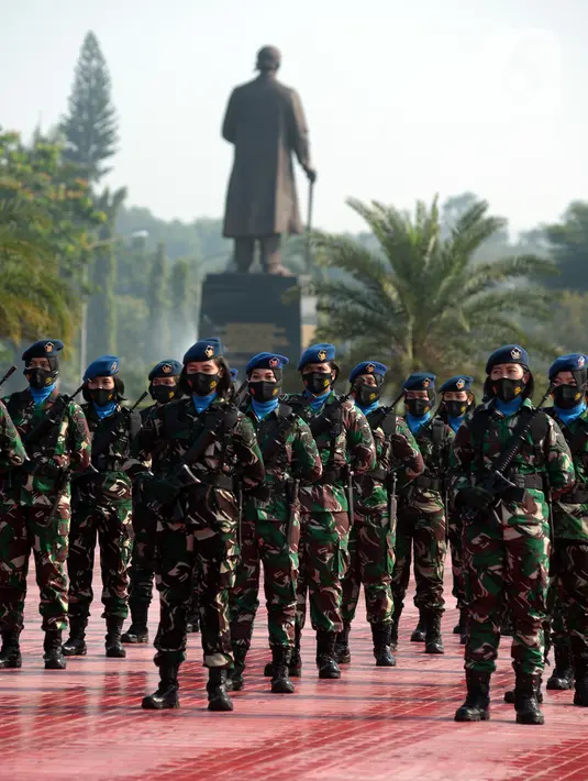 Prajurit wanita TNI saat apel bersama dalam rangka peringatan Hari Kartini 2021 di Mabes TNI, Cilangkap, Jakarta Timur, Rabu (21/4/2021). Sebanyak 240 prajurit wanita TNI dan 25 perwakilan dari PNS wanita mengikuti apel bersama ini. (merdeka.com/Imam Buhori)