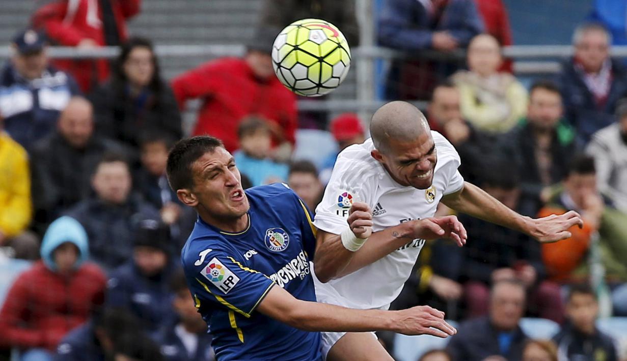 Pemain Real Madrid,  Pepe berduel dengan Pemain Getafe, Stefan Scepovic pada lanjutan La Liga Spanyol di Stadion Colisseum Alfonso Perez, Getafe, Sabtu (16/4/2016) malam WIB. (REUTERS/Sergio Perez)