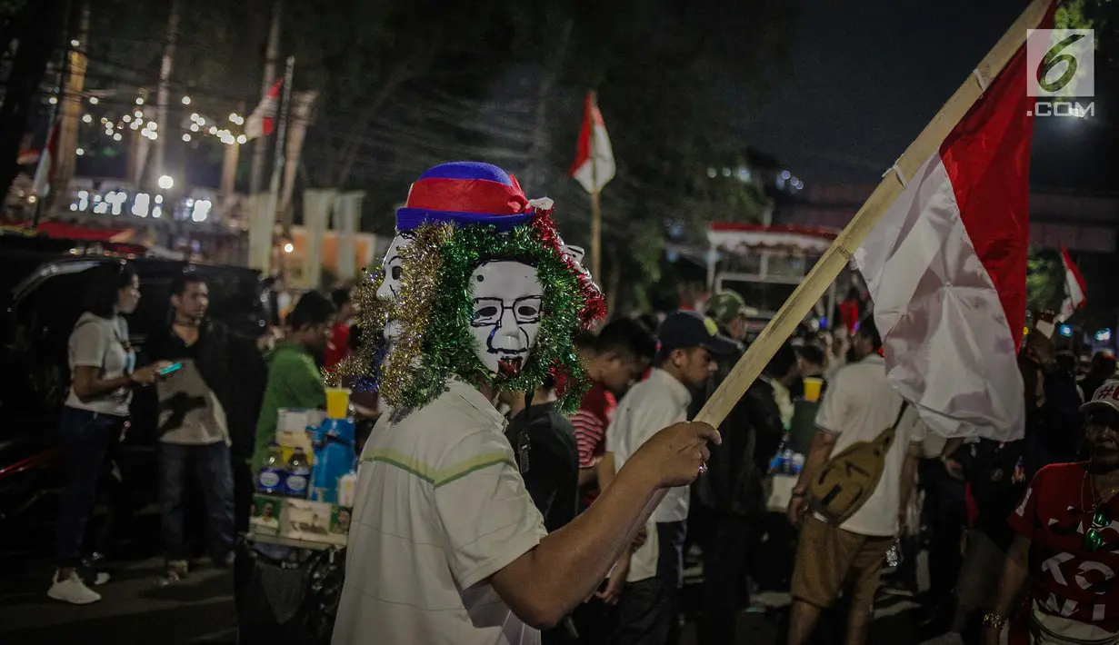 Pendukung pasangan Capres 01 Joko Widodo-Ma'aruf Amin berkumpul di kawasan Tugu Proklamasi, Jakarta, Rabu (17/4). Pendukung melakukan pawai usai mengetahui hasil hitung cepat dari berbagai lembaga survey yang mengeluarkan hasil Capres 01 mengungguli Capres 02. (Liputan6.com/Faizal Fanani)