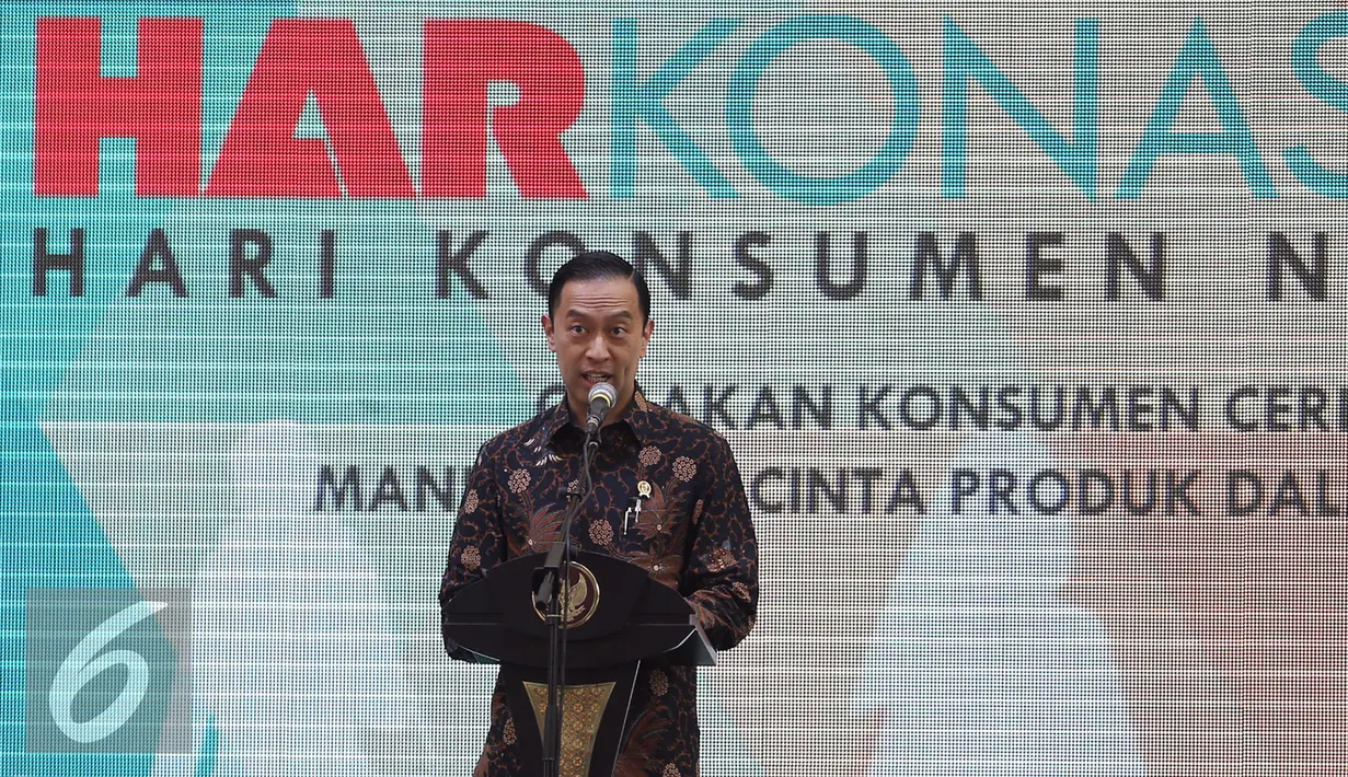 Menteri Perdagangan Thomas Lembong memberikan sambutan dalam acara Harkonas2016 di Jakarta, Selasa (26/4). Peringatan Harkonas tahun ini mengambil tema konsumen cerdas mandiri dan cinta produk dalam negeri. (Liputan6.com/Faizal Fanani)