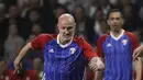 Bek Frank Leboeuf membawa saat pertandingan tim Prancis 98 dengan tim FIFA 98 di Arena U, Nanterre, Paris (12/6). Pertandingan ini memperingati 20 tahun kemenangan Prancis di Piala Dunia 1998. (AFP Photo/Thomas Samson)