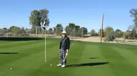 Nenek yang baru saja berulang tahun ke-100 ini masih aktif mengayunkan tongkat di padang golf.