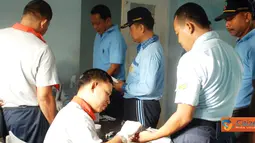 Citizen6, Subang: Seluruh personel Lanud Suryadarma menjalani pengambilan sample darah, guna pemeriksaan penyakit HIV/AIDS. Pemeriksaan dilakukan oleh paramedis Rumah Sakiit Kantor Sentral Komunikasi (Senkom) Lanud Suryadarma, Selasa (14/06). (Pengirim: D