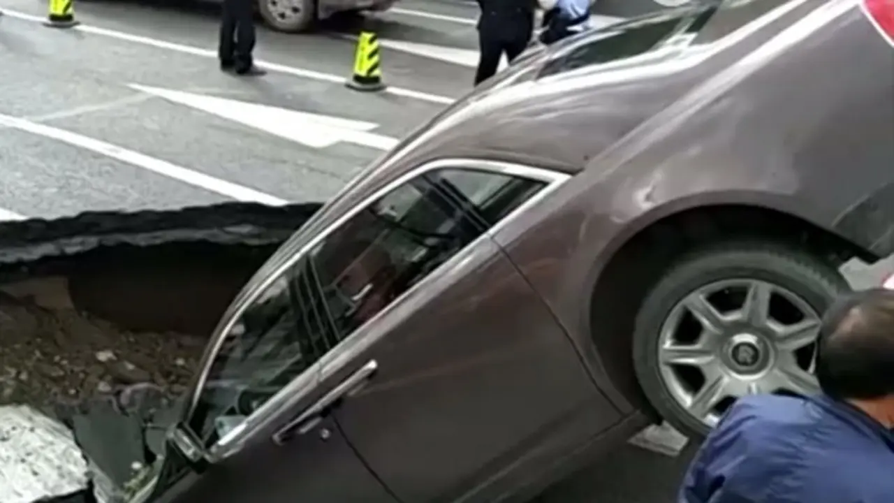 Mobil mewah Rolls-Royce Phantom tersedot sinkhole di China. (Pear Video)
