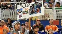 Penggemar memperlihatkan gambar Jose Fernandez saat Tim Bisbol Miami Marlins melawan New York Mets di Marlins Park, Senin (26/9). (Reuters/ Jasen Vinlove/ USA TODAY Sport)