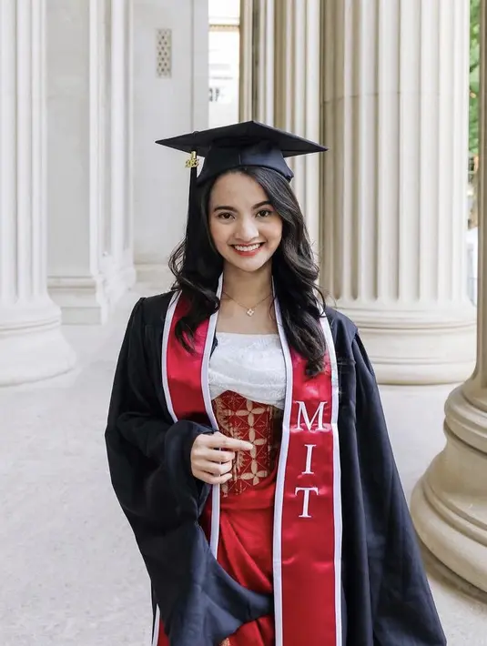 Pemilik nama lengkap Sabrina Woro Anggraini ini tampil dengan toga dan jubah hitamnya, lengkap dengan selendang merah bertulisan lambang kampus dan jurusannya.  Credit: (@sabrinaanggraini)
