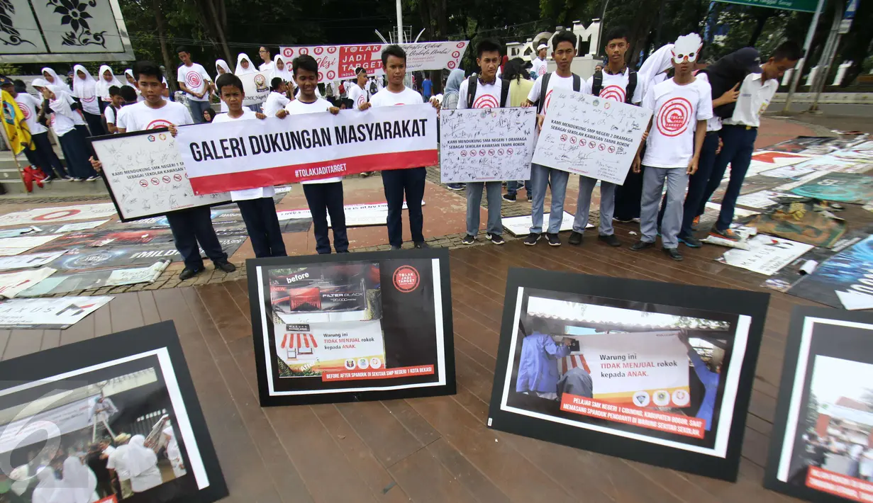 Sejumlah pelajar yang mewakili dari 30 sekolah Bekasi, Tangerang dan Bogor saat beraksi di depan Istana Presiden, Jakarta, Sabtu (25/2). Dalam aksinya para siswa-siswi pelajar tersebut menolak jadi target dari iklan rokok. (Liputan6.com/Helmi Afandi)