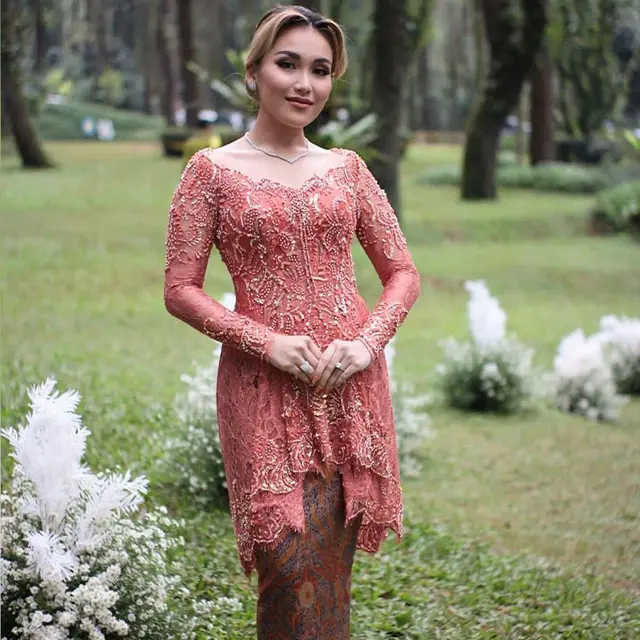 6 Potret Detail Busana dan Makeup Ayu Ting Ting di Acara Lamaran Adik, Memesona