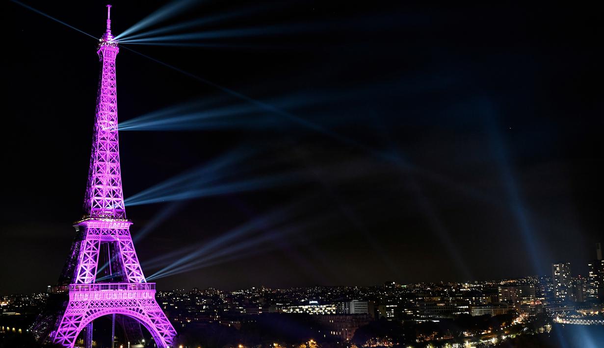 Menara Eiffel diterangi cahaya warna pink sebagai tanda Bulan Kesadaran Kanker Payudara di Paris, Selasa (1/10/2019). Tiap tahunnya di bulan Oktober, ditetapkan sebagai bulan kewaspadaan kanker payudara. (Photo by STEPHANE DE SAKUTIN / AFP)