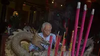 Ritual jelang Imlek di Kelenteng Malang (Liputan6.com/Zainul Arifin)