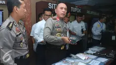 Kapolda Metro Jaya Irjen Pol Muh Iriawan (kedua kiri) saat rilis barang bukti hasil operasi tangkap tangan (OTT) di Kemenhub kemarin, Jakarta, Rabu (12/10). (Liputan6.com/Herman Zakharia)