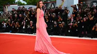 Aktris Ana de Armas tiba pada 8 September 2022 untuk pemutaran film "Blonde" yang dipresentasikan dalam kompetisi Venezia 79 sebagai bagian dari Venice International Film Festival ke-79 di Lido di Venezia di Venesia, Italia. (ANDREAS SOLARO / AFP)