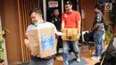 Petugas membawa sejumlah barang bukti dari lokasi pesta gay di Kelapa Gading, Jakarta, Selasa (23/5). Ruko tiga lantai ini dijadikan sebagai tempat  pesta gay oleh 141orang pria. (Liputan6.com/Gempur M Surya)
