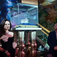 Poppy Capela Pamerkan Mahkota Miss Universe Indonesia [Fimela.com/Syifa Ismalia]