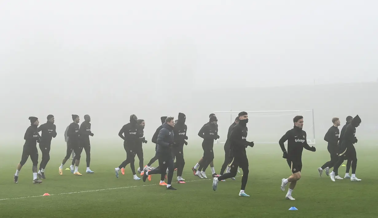 Para pemain Chelsea melakukan pemanasan selama sesi latihan tim di fasilitas latihan Chelsea Cobham di Stoke D'Abernon, London pada 14 Februari 2023. Chelsea akan bertanding melawan Borussia Dortmund pada leg pertama babak 16 besar Liga Champions di di Westfalenstadion. (AFP/Glyn Kirk)