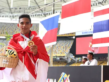 Atlet Nur Ferry Pradana yang bertanding di nomor lari 400 meter T47 putra mempersembahkan medali emas kelima pada ASEAN Paragames 2017 di Kuala Lumpur, Selasa (19/9/2017). Nur Ferry menang dengan waktu 50,49 detik. (Bola.com/APGIndonesia)