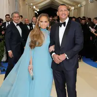 JLo dan Alex baru saja meresmikan hubungannya sebagai sepasang kekasih dalam beberapa waktu belakangan ini. Namun tersiar kabar bahwa ada hal yang mengganjal di tengah hubungan mereka saat ini. (AFP/Bintang.com)