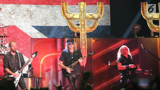Basis Judas Priest Ian Hill, Gitaris Andy Sneap dan Glenn Tipton saat konser di Jakarta (7/12). Konser ini merupakan konser penutup dari rangkaian tur konser Judas Priest dari album 