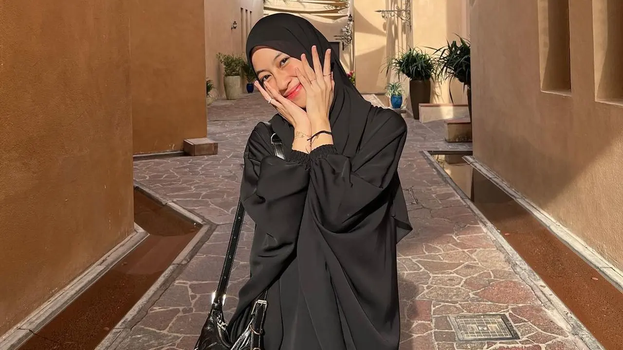 Tips Memadukan Abaya Hitam dengan Jilbab Hasilkan Warna yang Tepat