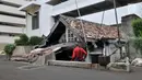 Chairul menuruni anak tangga untuk masuk ke rumahnya yang berada di halaman belakang apartemen Thamrin Executive Residence, Kebon Melati, Jakarta, Minggu (22/9/2019). Rumah itu menjadi satu-satunya yang bertahan di antara gedung-gedung tinggi yang dibangun sejak 2012. (merdeka.com/Iqbal S Nugroho)