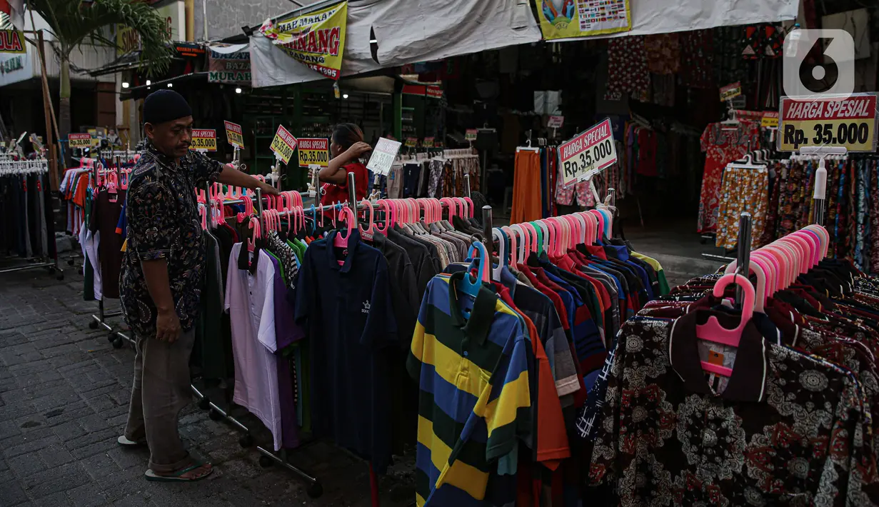 Pedagang menggelar lapak di kawasan Pasar Baru, Jakarta, Sabtu (14/8/2021). Pemerintah resmi menanggung Pajak Pertambahan Nilai (PPN) 10 persen atas sewa toko atau gerai para pedagang eceran (sewa toko bebas PPN) untuk mendorong dunia usaha bertahan dari krisis pandemi. (Liputan6.com/Faizal Fanani)