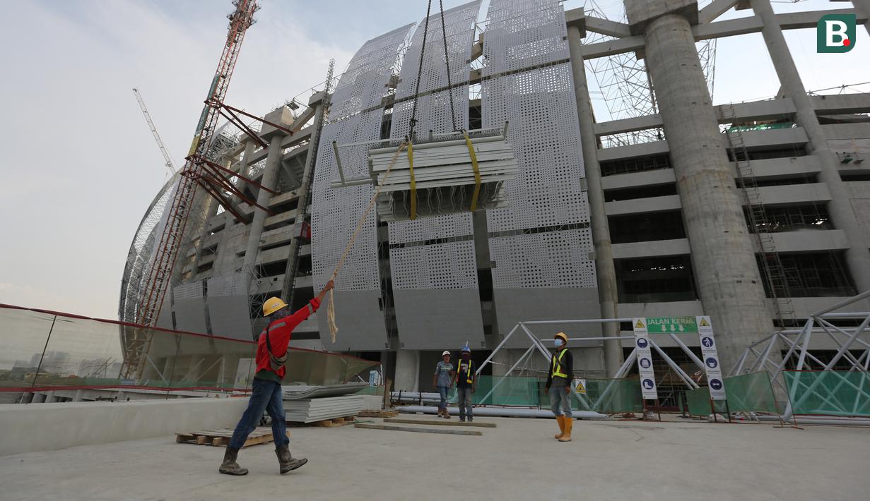 Suasana pembangunan Jakarta International Stadium (JIS) yang terletak di Papanggo, Jakarta Utara, Selasa (31/08/2021) sore WIB. PT Jakarta Propertindo (Jakpro) mencatat bahwa stadion yang diproyeksikan berkapasitas 82.000 penonton tersebut telah mencapai 69 persen. (Bola.com/Bagaskara Lazuardi)
