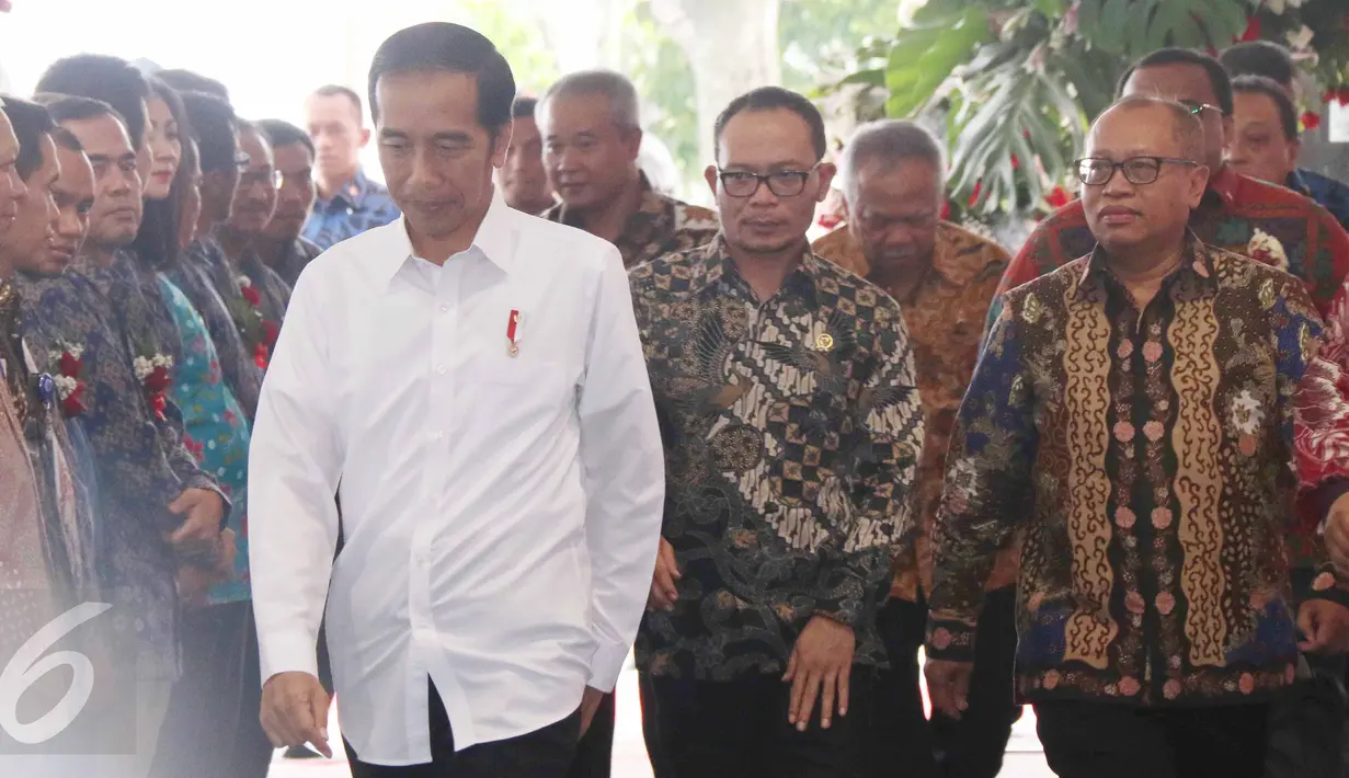Presiden Jokowi saat meresmikan dimulainya pembangunan rusunami di Sarua, Tangerang Selatan, Kamis (27/4). Jokowi menjamin harga rumah susun itu terjangkau bagi buruh dan MBR dengan harga  Rp 293 juta dan DP 1%. (Liputan6.com/Angga Yuniar)