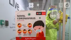 Petugas membersihkan gagang pintu di kantor DBS Tower, Jakarta, Selasa (30/6/2020). Bank DBS Indonesia menerapkan protokol kesehatan dengan penyemprotan cairan desinfektan dan melakukan pelapisan antimicrobial di area kantor untuk mencegah penyebaran virus Covid-19. (Liputan6.com/Fery Pradolo)