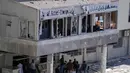 Orang-orang berkumpul di pintu masuk Rumah Sakit Jabal Amel yang rusak, setelah serangan udara Israel pada Senin (1/6) yang menghantam gedung di dekatnya, di kota pelabuhan selatan Tyre, Lebanon, Selasa 2 Juni 2026. (AP Photo/Mohammed Zaatari)