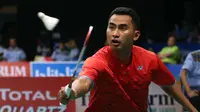 Tunggal Putra Indonesia, Tommy Sugiarto, berlaga melawan Lee Chong Wei (Malaysia) di putaran pertama Indonesia Open 2017, Jakarta, Rabu (14/6/2017). Tommy kalah 21-13, 10-21, 18-21. (Liputan6.com/Helmi Fithriansyah)