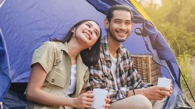 pasangan dan perempuan tenda