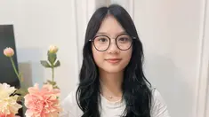 Aqila Ramadhani dapat kejutan sederhana dari ibundanya. Meski sederhana, namun kehangatannya tetap terasa. Tampil pakai kacamata dan rambut yang dibiarkan digerai, Aqila bikin pangling. Ibu kandung dan ibu sambungnya merupakan artis, tak heran sosok Aqila Ramadhani dikulik publik. Pamer senyuman manis sembari memegang kue ulang tahun, pesona Aqila makin terpancar. (Liputan6.com/IG/@imelpc)