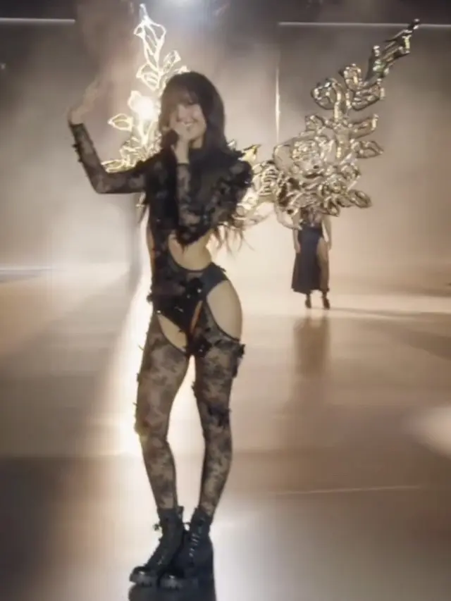 Lisa Blackpink untuk Pertama Kalinya Hadir di Victoria's Secret Fashion Show. [@lalalalisa_m]