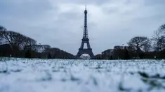 Foto yang diambil di Champ de Mars di Paris pada tanggal 9 Januari 2024, menunjukkan ruang terbuka hijau publik yang luas yang tertutup salju dan Menara Eiffel. (Ludovic MARIN/AFP)