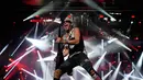 Aksi gitaris Scorpions Rudolf Schenker saat tampil dalam festival musik Rock in Rio, Rio de Janeiro, Brasil, Sabtu (5/10/2019). (AP Photo/Leo Correa)