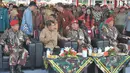 Wapres Jusuf Kalla berbincang dengan Panglima TNI Jenderal TNI Moeldoko saat acara syukuran HUT ke-63 Kopassus di Cijantung, Jakarta, Rabu (29/4/2015). (Liputan6.com/Herman Zakharia)