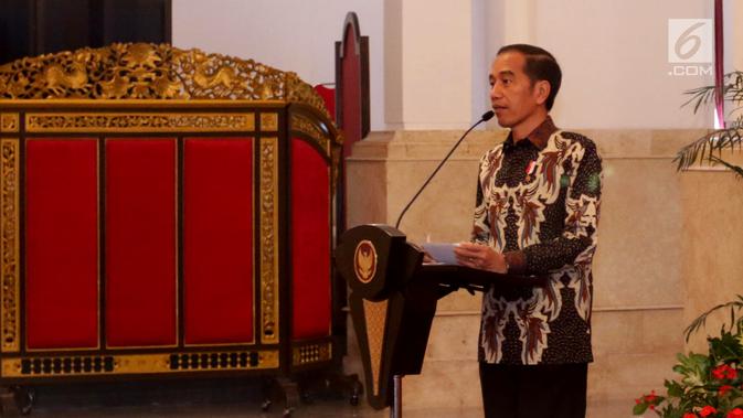 Presiden Joko Widodo atau Jokowi memberikan pengarahan dalam Rapat Koordinasi Nasional Pengendalian Kebakaran Hutan dan Lahan di Istana Negara, Jakarta, Selasa (6/8/2019). Jokowi menyampaikan tak mau kebakaran hutan dan lahan (karhutla) 2015 terulang kembali. (Liputan6.com/Angga Yuniar)