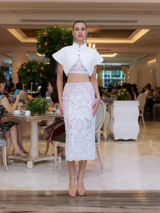 Adapula long dress dengan potongan tinggi dan kerah tinggi berbahan lace, ada juga dress dengan aksen fur, mini dress sleeveless dengan motif bunga dan kerah tinggi. [Fimela/Daniel Kampua]