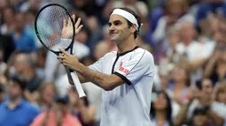 Petenis Swiss, Roger Federer melakukan selebrasi setelah menang atas Damir Dzumhur dari Bosnia pada babak kedua AS Terbuka 2019 di Arthur Ashe Stadium, Rabu (28/8/2019). Roger Federer mencapai babak tiga usai berhasil menyingkirkan Damir Dzumhur 3-6, 6-2, 6-3, 6-4. (AP/Eduardo Munoz Alvarez)