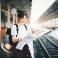 Perempuang menggunakan tas ransel/copyrightshutterstock/Jirapong Manustrong