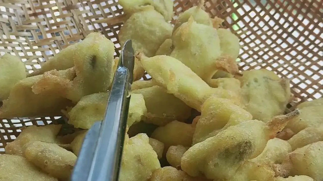 Berkah Penjual Gorengan Dage Kembung Khas Kuningan Jawa Barat di Tengah Pandemi Covid-19